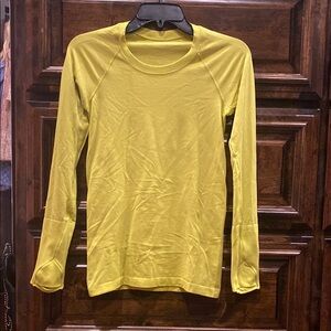 Lululemon size 4 long sleeve top